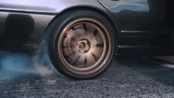 Course Voiture Dérive Brûlant Des Pneus Sur Piste Vitesse — Video