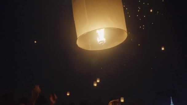 Turistiska Flytande Himmel Lyktor Yee Peng Festival Loy Krathong Chiang — Stockvideo