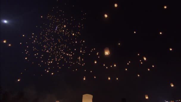 Туристы Плавающие Небесные Фонари Фестивале Yee Peng Loy Krathong Чиангмай — стоковое видео