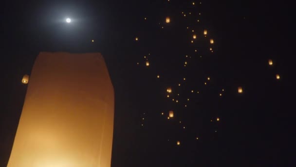 Lanternas Céu Flutuante Turísticas Yee Peng Festival Loy Krathong Chiang — Vídeo de Stock