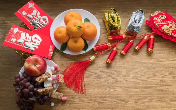 Lapos laikus kínai újév fesztivál dekorációk narancs alma szőlő és piros csomag. — Stock Fotó