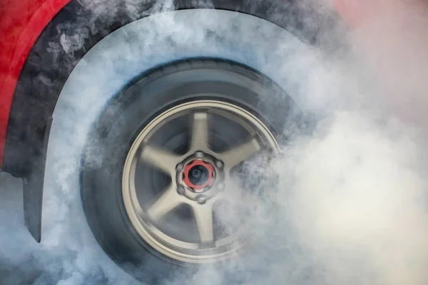 Drag závodní auto spaluje gumu z jeho pneumatik v přípravě na závod — Stock fotografie
