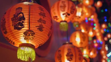 Çin 'in yeni yılındaki fenerler, fenerlerin üzerindeki kutsal metinler zenginlik ve mutluluk demektir.