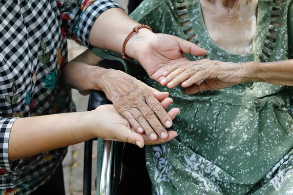 Äldre Asiatisk Kvinna Rullstol Hemma Med Dotter Hand — Stockfoto