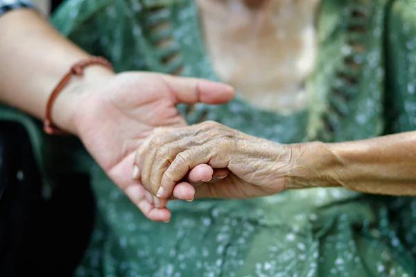 Äldre Asiatisk Kvinna Rullstol Hemma Med Dotter Hand — Stockfoto