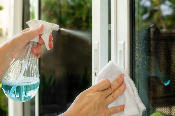 Kvinna Rengöring Dörrhandtag Med Alkohol Spray För Covid Coronavirus Förebyggande — Stockfoto