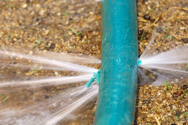 Water Dat Lekt Uit Een Gat Een Industriële Slang — Stockfoto