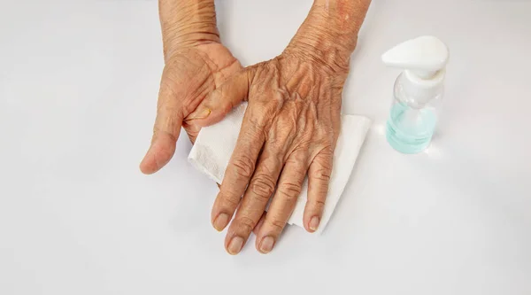 Mujer Mayor Aplicando Gel Alcohólico Limpiando Las Manos Para Ayudar —  Fotos de Stock