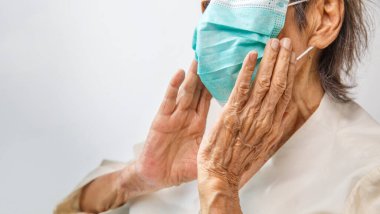 Coronavirus covid-19 'dan korumak için maske takan yaşlı bir kadın.