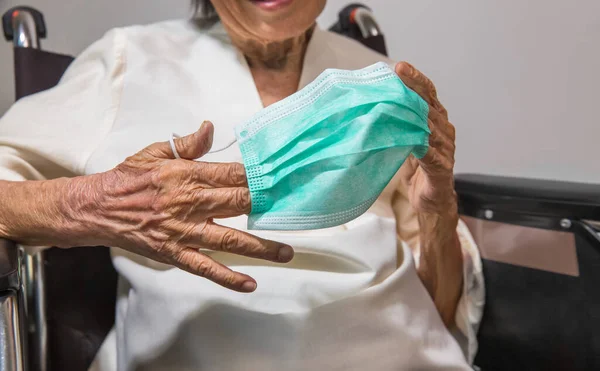 Oudere Vrouw Draagt Een Masker Ter Bescherming Tegen Coronavirus Covid — Stockfoto