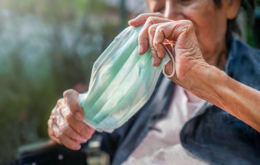 Coronavirus covid-19 'dan korumak için maske takan yaşlı bir kadın.