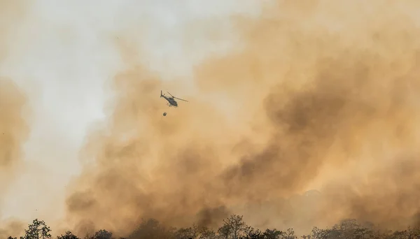 Helicóptero Arrojando Agua Sobre Fuego Forestal — Foto de Stock