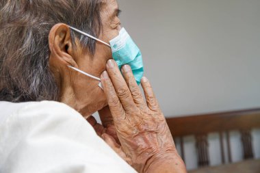 Coronavirus covid-19 'dan korumak için maske takan yaşlı bir kadın.