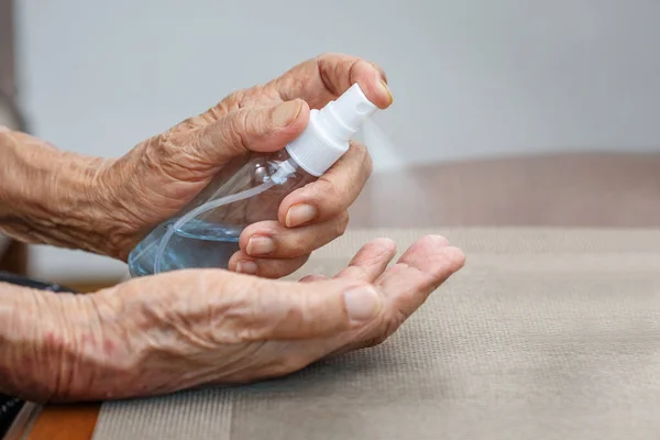 Пожилая Женщина Применяет Руки Очистки Алкоголя Защитить Коронавируса Covid — стоковое фото