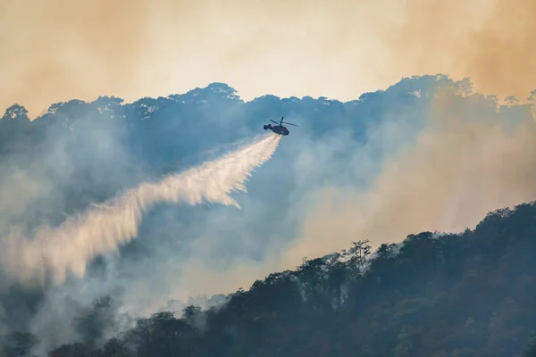 Helicóptero Arrojando Agua Sobre Fuego Forestal — Foto de Stock