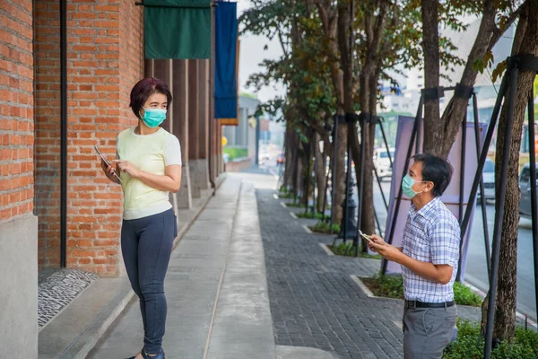 Aziatische Mensen Van Middelbare Leeftijd Dragen Masker Houden Sociale Afstand — Stockfoto