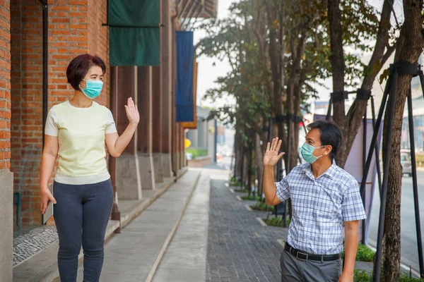 Asiatische Menschen Mittleren Alters Tragen Masken Und Distanzieren Sich Sozial — Stockfoto