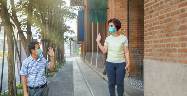 Aziatische Mensen Van Middelbare Leeftijd Dragen Masker Houden Sociale Afstand — Stockfoto