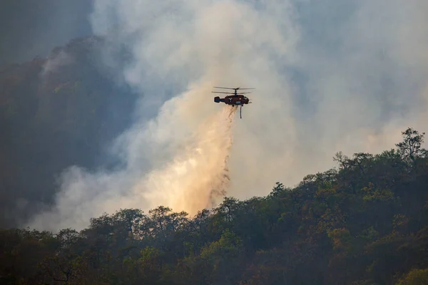 Helicóptero Despejando Água Incêndios Florestais — Fotografia de Stock