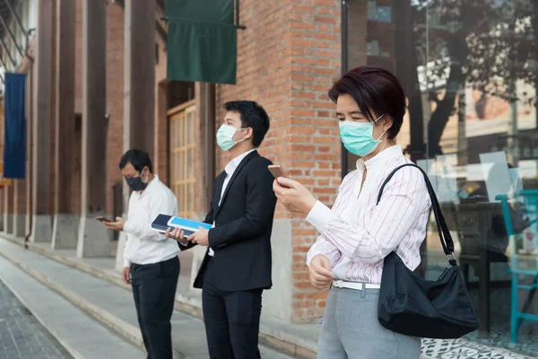 Gente Asiática Usando Máscara Mantener Distanciamiento Social Para Evitar Propagación — Foto de Stock