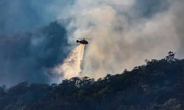 Helikopter Vizet Önt Erdőtűzre — Stock Fotó
