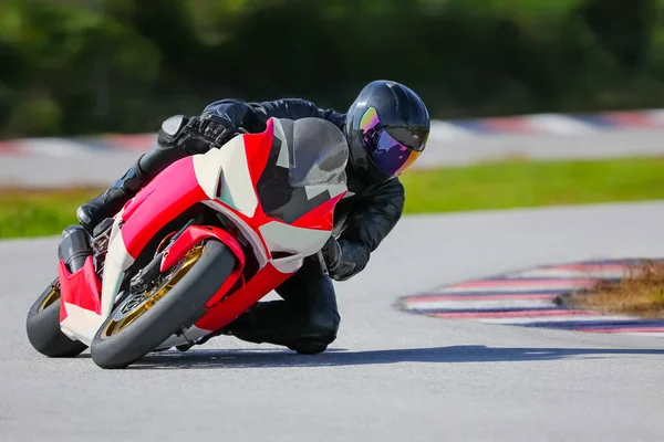 Motorrad Lehnt Sich Auf Rennstrecke Eine Schnelle Kurve — Stockfoto