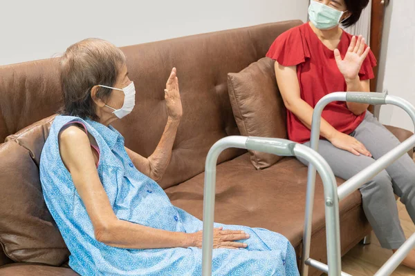 Mujer Anciana Hija Manteniendo Distancia Para Prevenir Covid —  Fotos de Stock