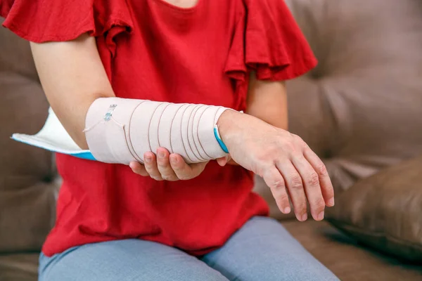 Osteoporosis splint with an elastic bandage is applied to help keep the splint in place