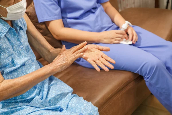 Donna Anziana Che Applica Gel Disinfettante Mani Caregiver Aiutare Proteggere — Foto Stock