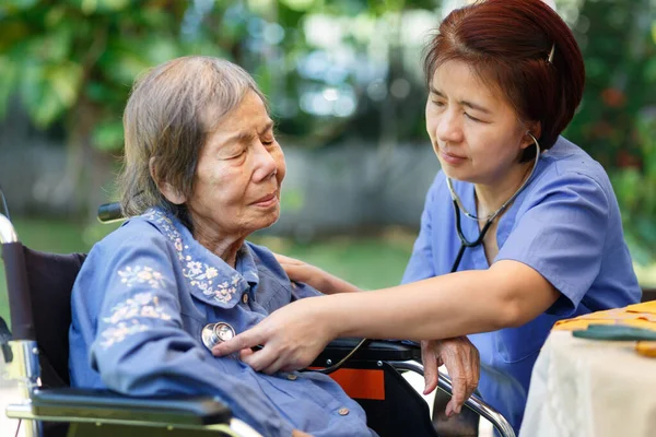 Медсестра Проверяет Легкие Пожилой Женщины Время Домашней Терапии — стоковое фото
