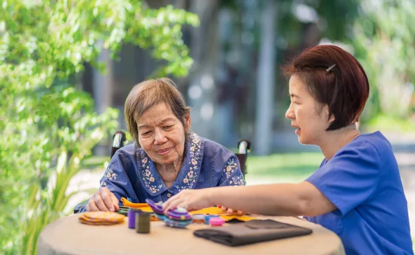 Elderly Woman Caregiver Needle Crafts Occupational Therapy Alzheimer Dementia — Stock Photo, Image