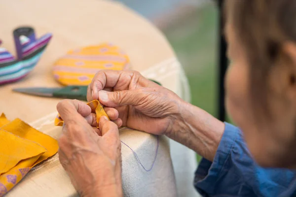 Mujer Anciana Con Cuidador Artesanía Agujas Terapia Ocupacional Para Alzheimer —  Fotos de Stock