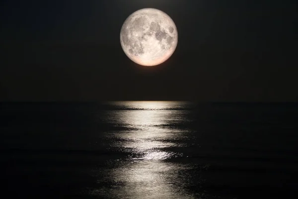 Bulan purnama di laut Stok Lukisan  
