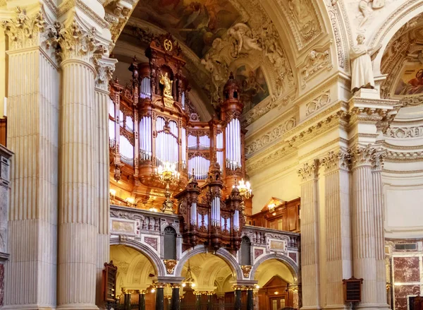 管风琴和内部在柏林大教堂 免版税图库照片