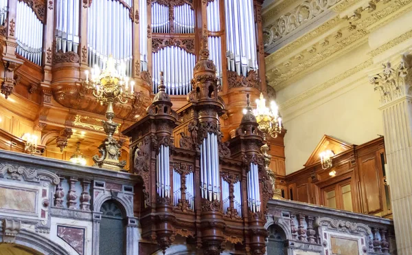 Pfeifenorgel und Innenraum im Berliner Dom Stockbild