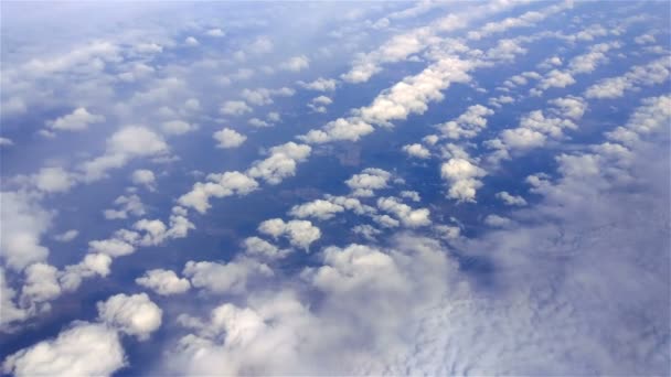 Acima de nuvens inchadas — Vídeo de Stock