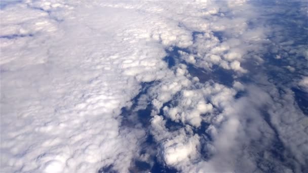 Über geschwollenen Wolken — Stockvideo