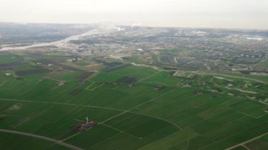 Amsterdam yaklaşan Hollanda uçak uçar