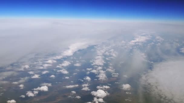 Вище пухкими хмари — стокове відео
