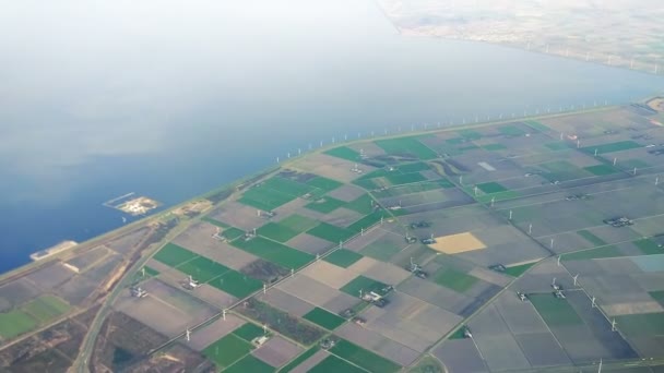 Letadlo letí nad Nizozemsko na blížící se v Amsterdamu — Stock video