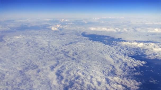 Boven Puffy wolken — Stockvideo