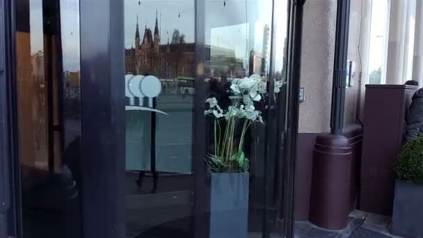 Porte tournante à la réception de l'hôtel — Video