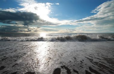 Mavi gökyüzünün altında deniz