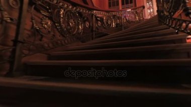 Lüks ahşap döner merdiven üzerinde yükselterek