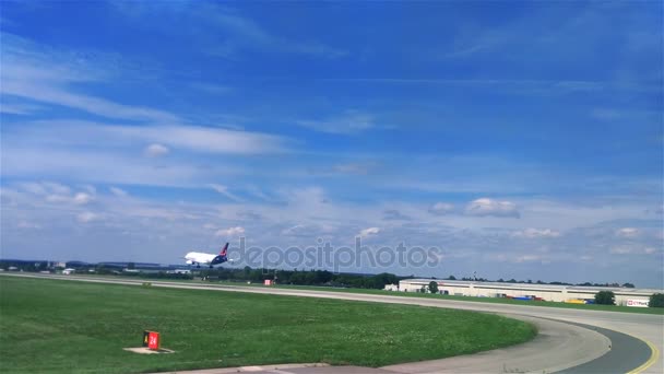 Praga, República Checa - 19 de agosto de 2017. Aterragem no aeroporto . — Vídeo de Stock