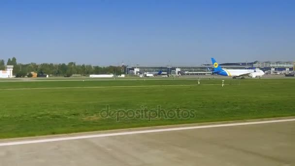 Kyiv, ukraine - 18. august 2017. das flugzeug fliegt über ukraine im anflug auf kyiv — Stockvideo