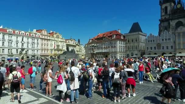 Turistas na Praça da Cidade Velha, Igreja Tyn — Vídeo de Stock