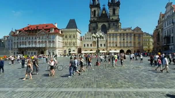 旧市街広場、ティーン教会の観光客 — ストック動画