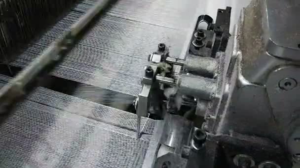 Textilindustrie. Industrieller Webstuhl — Stockvideo