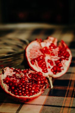 taze nar meyve masada